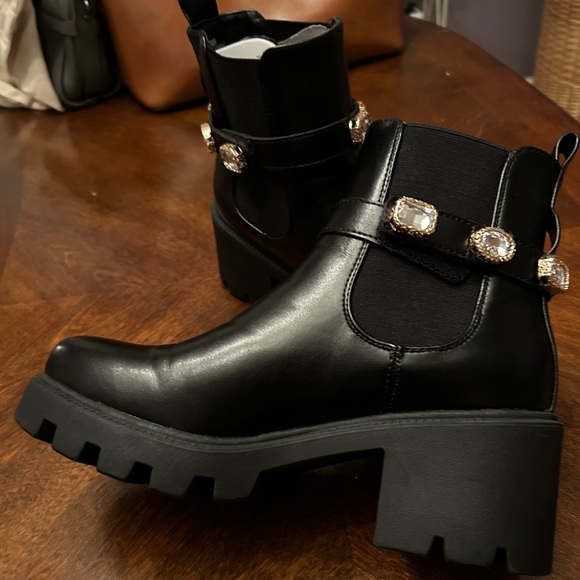 Amazon Shoes - Cushionaire Julie Chelsea boots, women’s size 8.5.